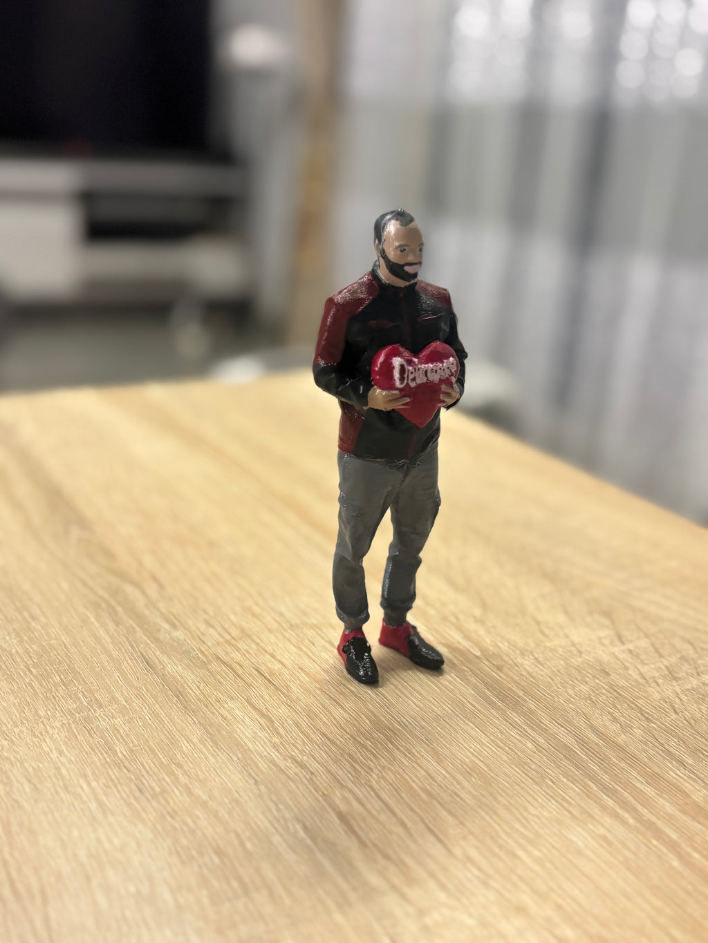 „Individuali 3D Figūrėlė iš Nuotraukos su Širdimi ir Užrašu“